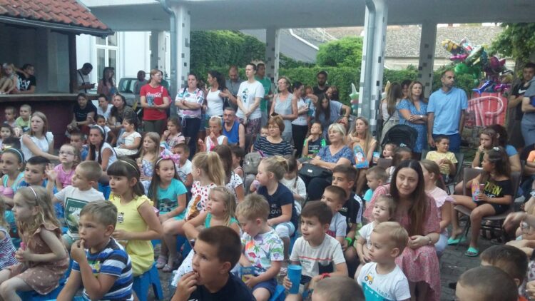 Pazovské ratolesti so záujmom sledovali prvé zahrané predstavenie Asterix a Obelix