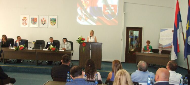 Prítomných vzácnych hostí privítala predsedníčka obce Jasna Šprochová