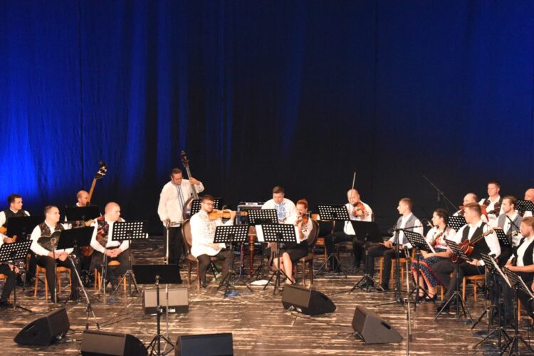 Komorný sláčikový orchester, ktorý predstavoval slovenskú národnostnú menšinu vo Vojvodine