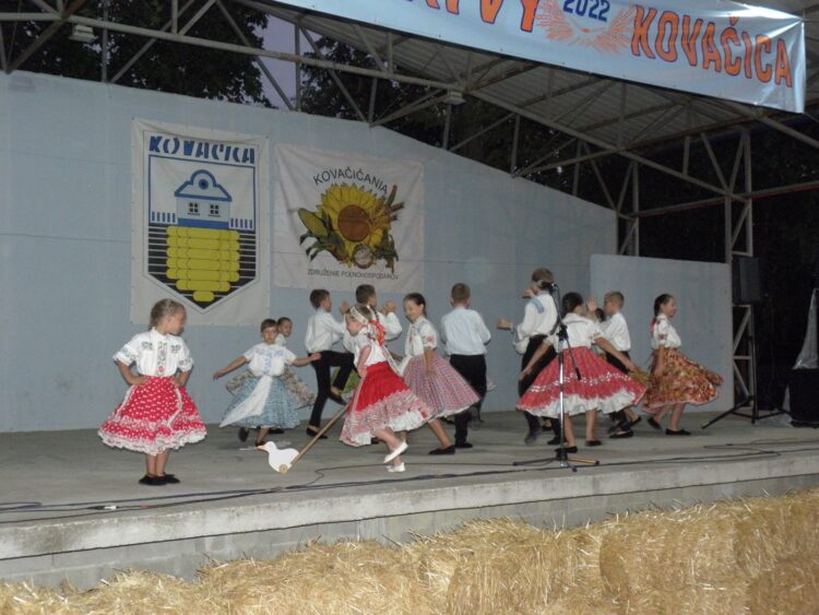 Folkloristi Základnej školy Mladých pokolení