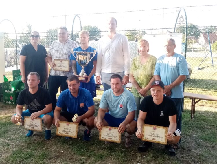 Odmenení futbalisti s organizátormi turnaja