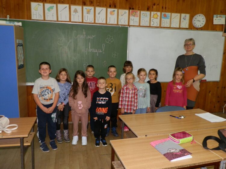 Žiaci prvého ročníka s vyučovacím jazykom srbským s učiteľkou Miruškou Stošićovou