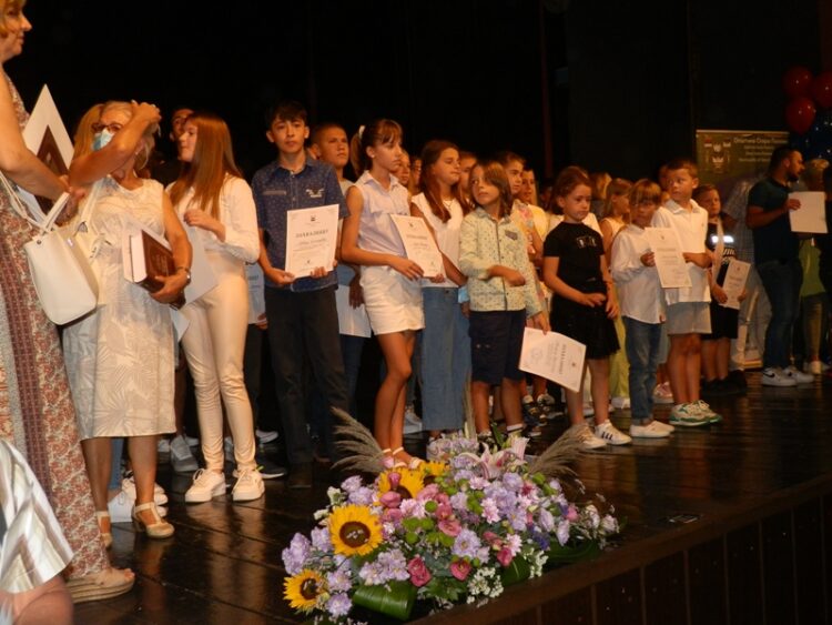 Odmenení osvetoví pracovníci zo ZŠ hrdinu J. Čmelíka