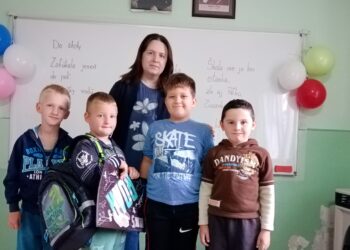 Učiteľka Martina Fábryová so svojimi žiakmi (foto: Olivera Blagojevićová)