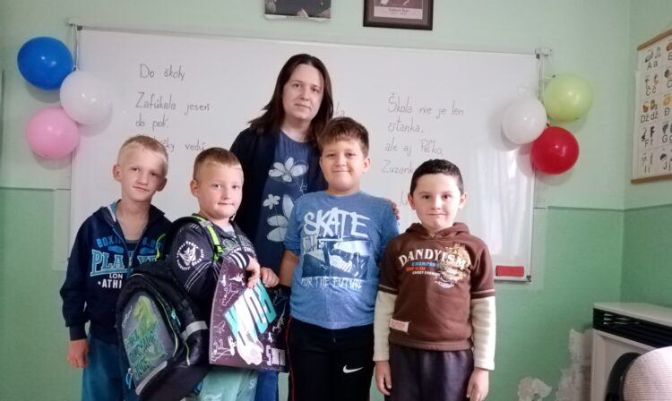 Učiteľka Martina Fábryová so svojimi žiakmi (foto: Olivera Blagojevićová)