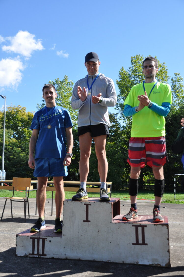 Na piedestáli muži zdolali 8 km dráhu