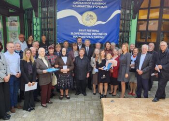 Spoločná fotografia maliarov, hostí a organizátorov Prvého festivalu slovenského insitného umenia v Srbsku