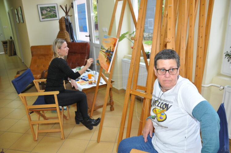 Komu zavadzal pofukujúci vetrík, maľoval vnútri