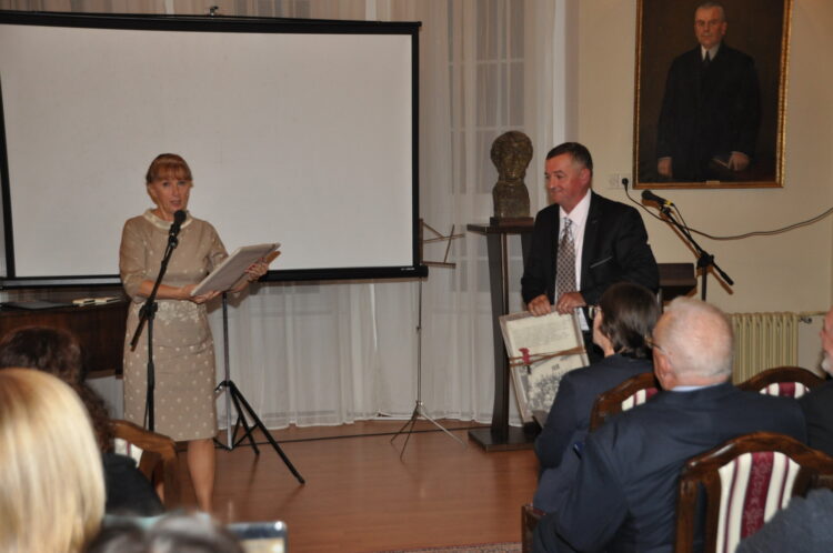 A. Medveďová odovzdáva P. Turanovi vzácne historické doklady