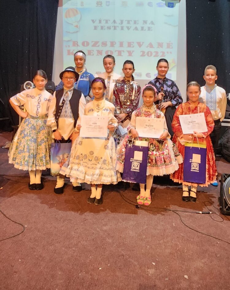 Odmenení (v prvom rade zľava stoja): Lucia Válovcová, Karol Lukáč, Nikolina Gašparovská, Hana Petrášová a Dária Poničanová; v druhom rade zľava stoja: Anđela Gotovuša, Darinka Slivková, Ivona Stvorcová, Katarína Válovcová a Milan Bzovský