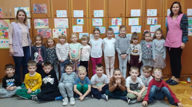 Ježkovia s vychovávateľkami Annou Vidovou (zľava) a Alexandou Pucovskou (sprava)