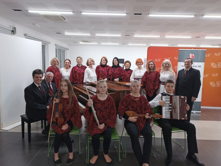 KZ Zvony, členovia orchestru a hostitelia: členky ženskej speváckej skupiny Iskre z Nového Sadu (foto: Ljiljana Milićová)