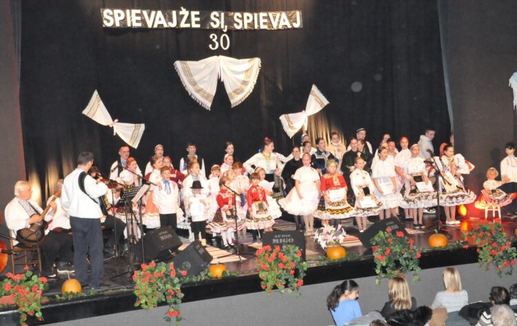 Všetci účinkujúci speváci zaspievali festivalovú hymnu