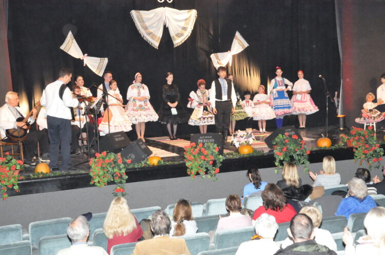 Pavel Poniger Forero spieva víťaznú pieseň v prítomnosti všetkých ocenených