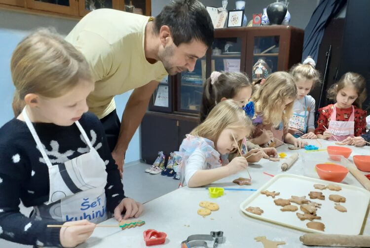 Skrášľovať medovníky sa učili mladší spolkári