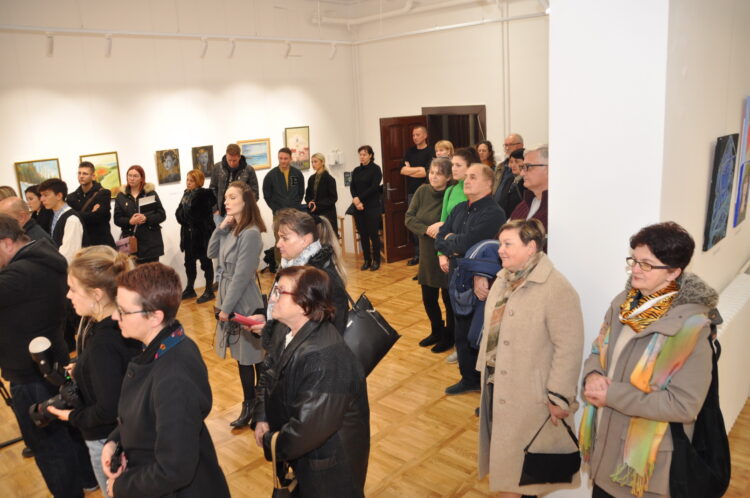 Návštevníci vernisáže vo vynovenej Galérii Zuzky Medveďovej