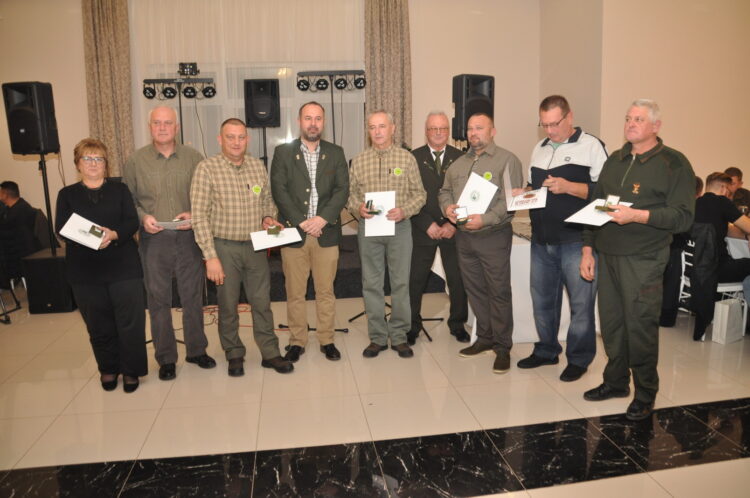 Časť odmenených hložianskych poľovníkov