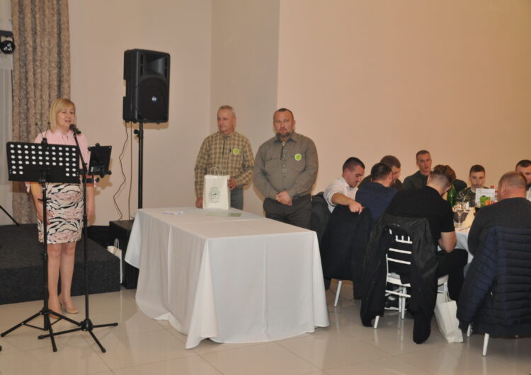 Predstaviteľom poľovníkov zablahoželala predsedníčka obce Jasna Šprochová