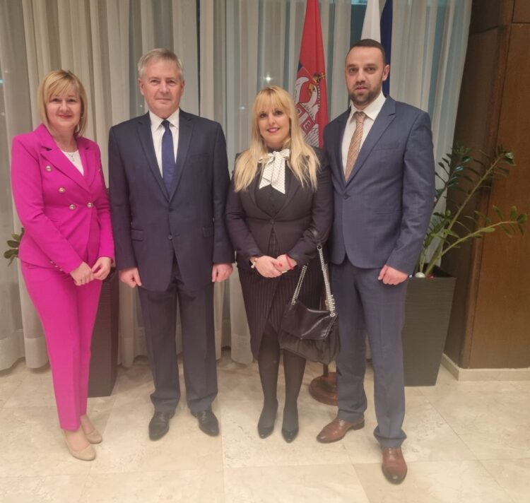 Pán veľvyslanec Fedor Rosocha s predsedníčkou Obce Báčsky Petrovec Jasnou Šprochovou (prvou zľava), predsedom Obce Kovačica Jaroslavom Hrubíkom a riaditeľkou NVU Hlas ľudu Milanou Arňašovou Radićovou (prvou sprava)