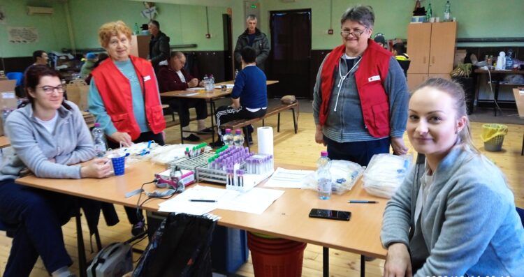 Volontérky v spoločnosti darcov krvi