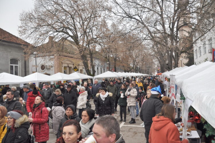 Nálada návštevníkov vo vianočnej uličke