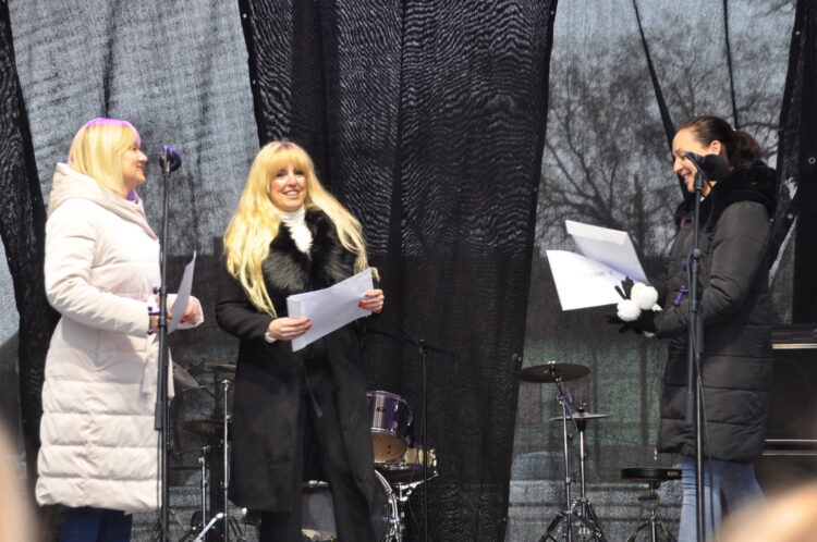 Predsedníčka obce a riaditeľka Hlasu ľudu pri odovzdávaní odmien