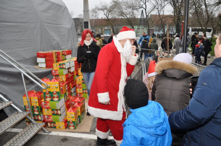 Všetkým účinkujúcim deťom Dedko mráz odovzdal balíky