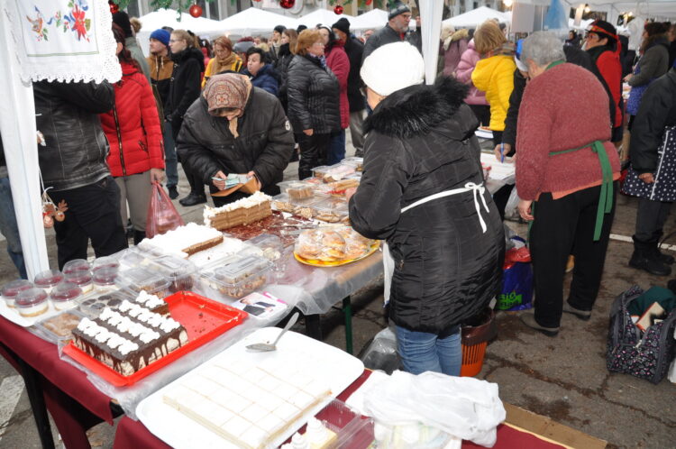 Okrem vianočných ozdôb a všelijakého tovaru, nechýbali ani spolkárky a sladké pochúťky