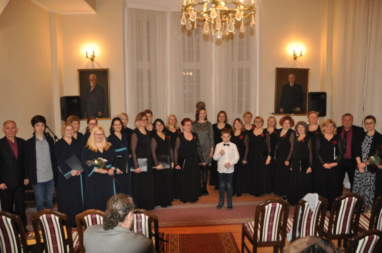 Poklona pred obecenstvom: všetci účastníci