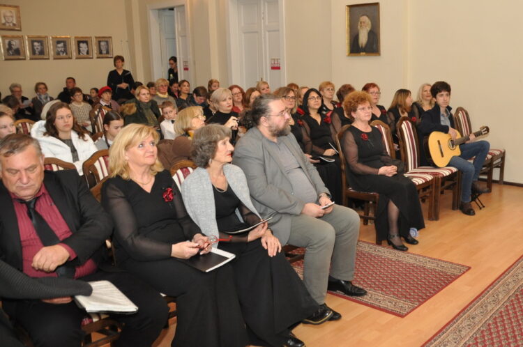 Gymnaziálna sieň pred začiatkom koncertu