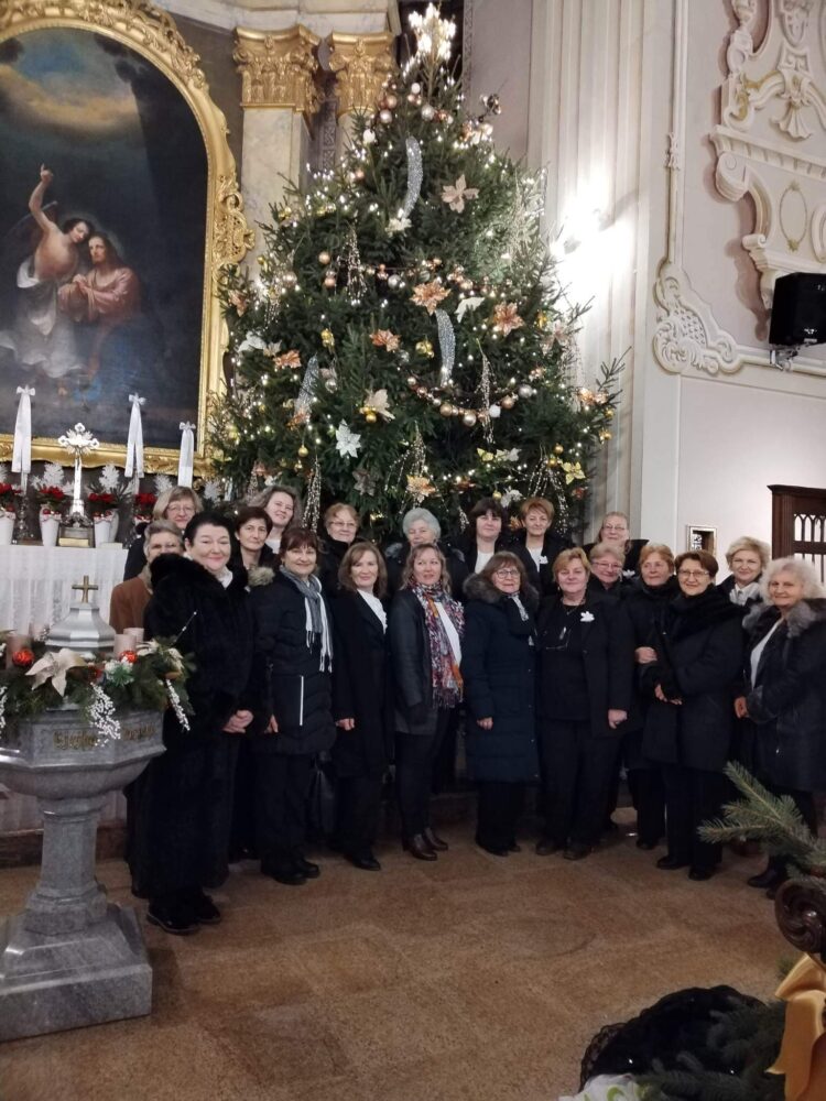Členky ženského cirkevného spevokolu pod vedením Alžbety Hriešikovej (foto: Ivana Hriešiková)