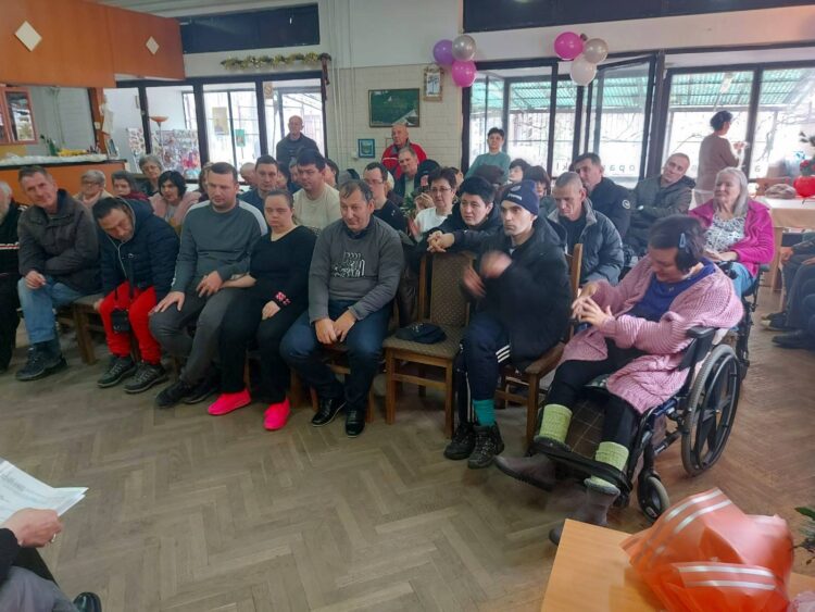 Členovia Spolku pre afirmáciu invalidov Fénix Stará Pazova na volebnom a výročnom zhromaždení v roku 2022 (foto: z archívu spolku)