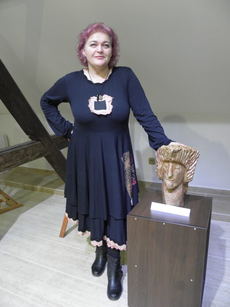 Daliborka Markovićová pri vystavenej soche