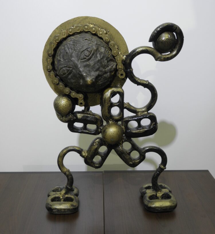 Chlapec a mesiac, socha z ocele a bronzu (industrial art)