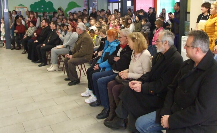 Obecenstvo na oslave školskej oslavy v Kulpíne