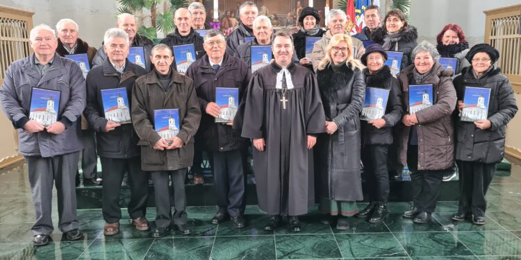 Nová správa kulpínskeho evanjelického zboru s farárom a biskupom SEAVC Mgr. Jaroslavom Javorníkom, PhD., a pani biskupovou Tatianou Demanovou-Javorníkovou (foto: z archívu cirkevného zboru)