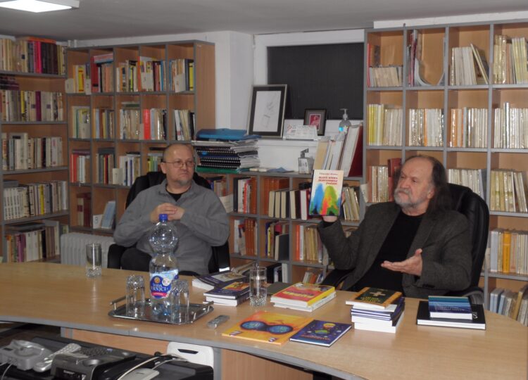 Ján Žolnaj a Vladimír Valentík v Obecnej knižnici v Kovačici