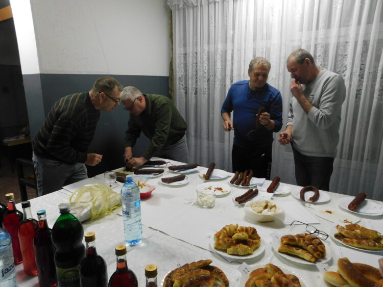 Bohatá ponuka na stole pre členov všetkých troch komisií