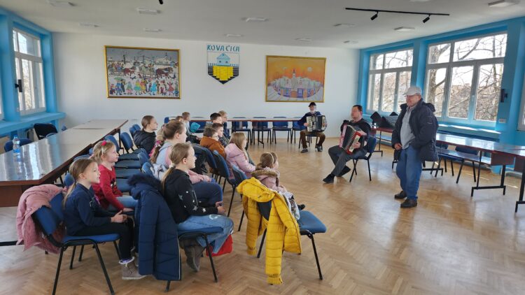 Rozspievaní budúci malí svadobčania