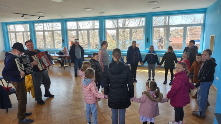 Na skúškach okrem spevu nacvičujú aj tanečné prvky