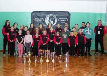 Daniela a jej otec Vladimír Konček s Karate klubom Energy Padina (foto: z archívu D.K.)