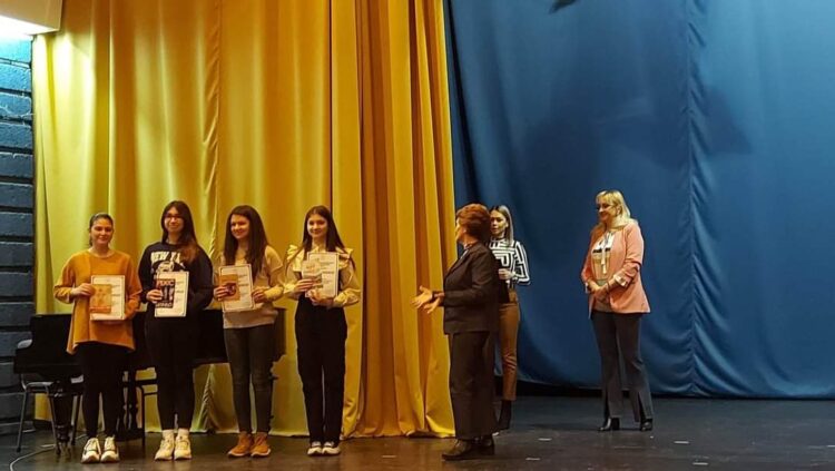 Z udeľovania cien recitátorom z vyšších ročníkov základnej školy (Foto: z archívu ZŠ v Selenči)