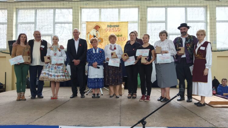 Odmenení na Bajšianskom prele s predsedom Rady Miestneho spoločenstva Karolom Lackovičom (štvrtý zľava)