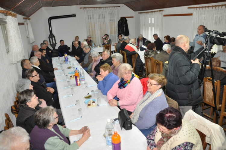 Diskusia a pozdravy hostí