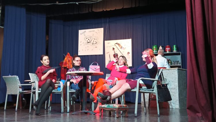 Na javisku se trefne vynachádzali so stvárnením postáv