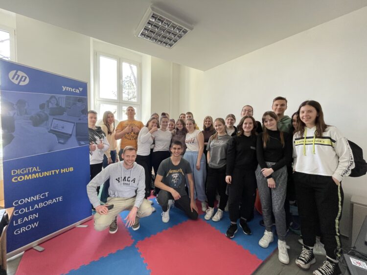 Stredoškoláci v dielni YMCA (foto: z archívu YMCA Serbia)