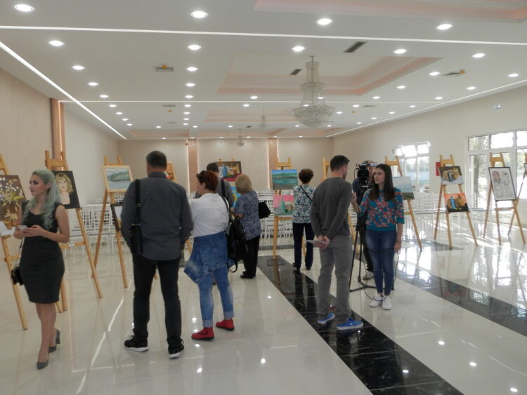 Z ovzdušia na uplynulom hložianskom bienále mladých slovenských výtvarníkov (foto: Juraj Bartoš)