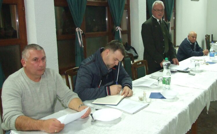 Na vlaňajšom výročnom stretnutí Poľovníckeho spolku Fazan Kulpín – predseda Branislav Plachtinský (stojí)