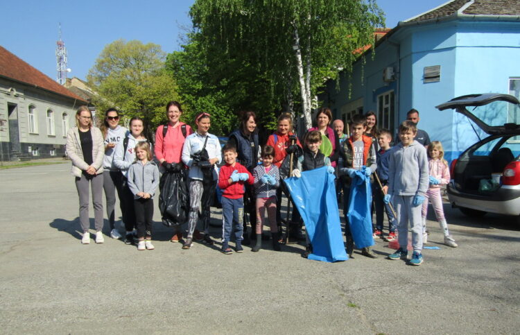 Mladí rodičia s deťmi prv než sa rozbehli za prácou