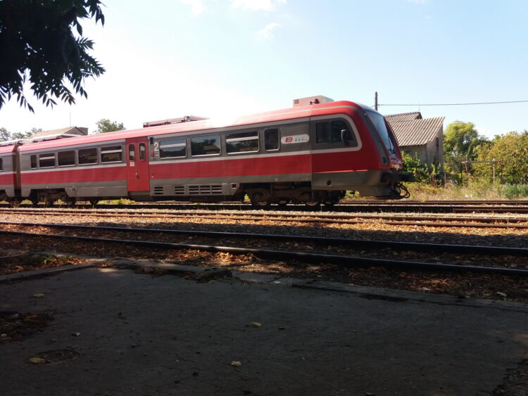 Príchod vlaku na petrovskú železničnú stanicu